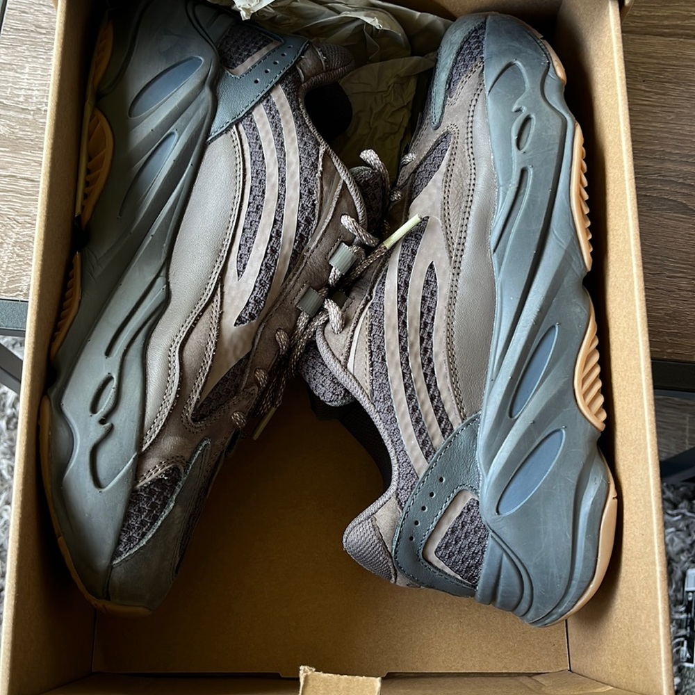 Yeezy 700 geode v2
